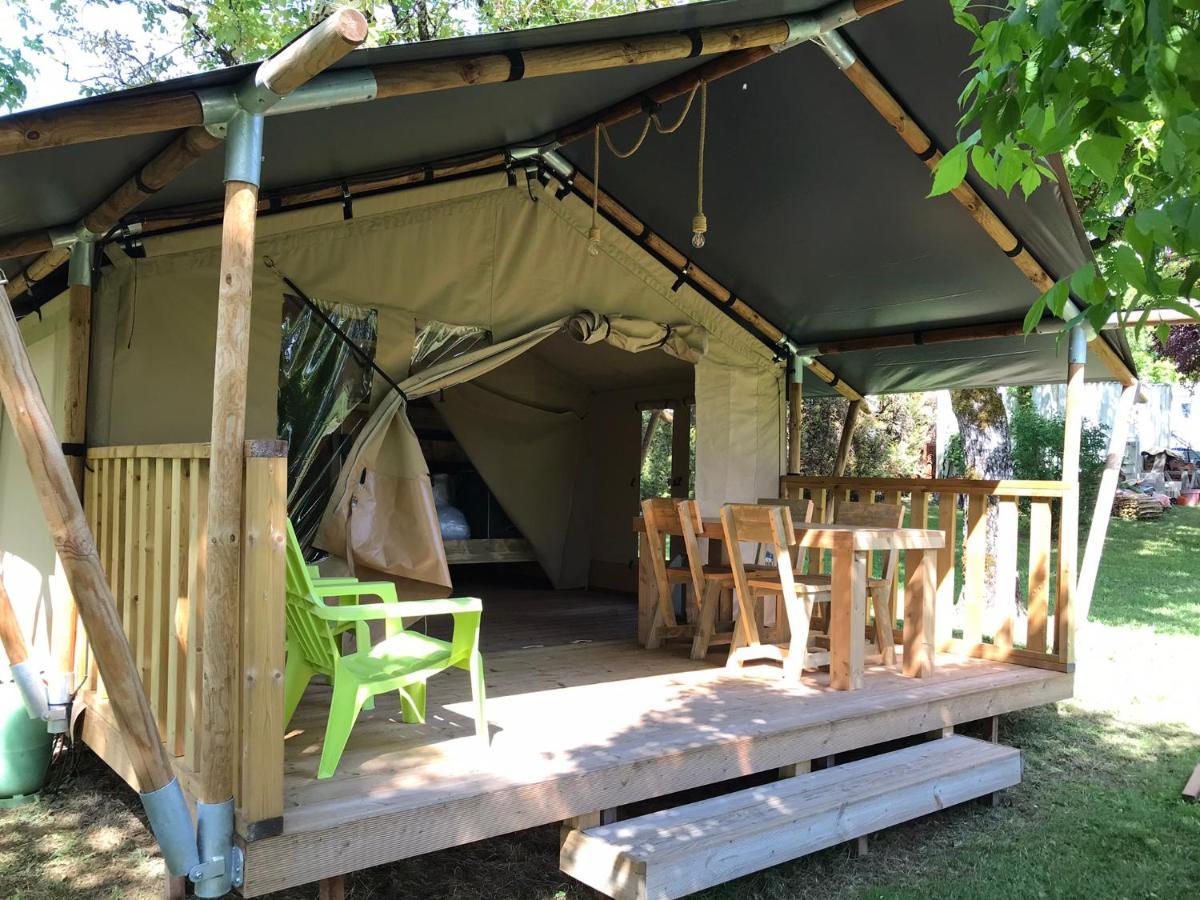 Готель Camping Le Mondou Saint-Julien-de-Lampon Екстер'єр фото